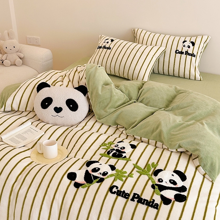 91家纺网 家纺一手货源 找家纺 沐棉家居 2024新款高克重条纹牛奶绒毛巾绣四件套 竹子熊猫-绿