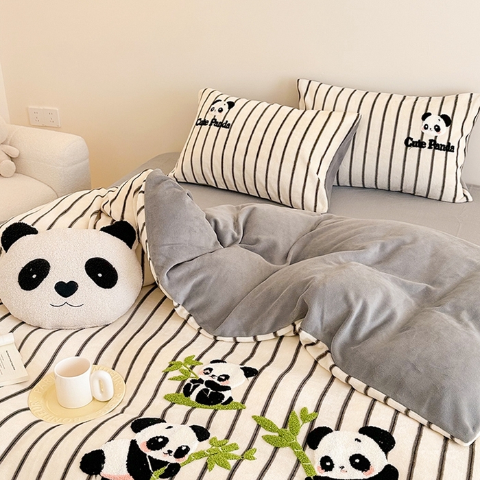 91家纺网 家纺一手货源 找家纺 沐棉家居 2024新款高克重条纹牛奶绒毛巾绣四件套 竹子熊猫-灰