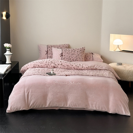 91家纺网 家纺一手货源 找家纺 名品优仓 2024新款羊羔绒拼接高克重牛奶绒绣花四件套-米兰达 豆沙粉