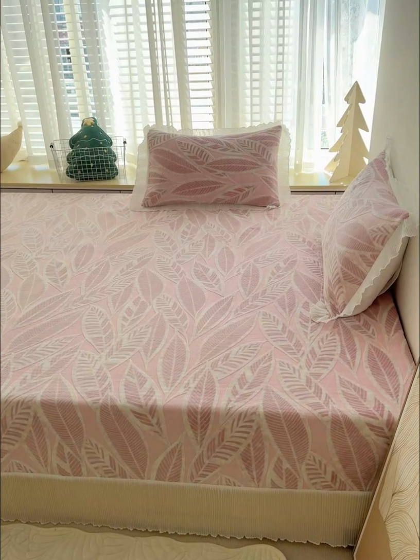91家纺网 家纺一手货源 找家纺 冬然家纺 2024新款雕花绒榻榻米床盖 秋之叶粉