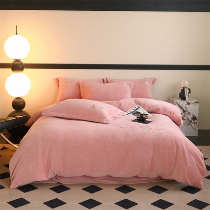 91家纺网 家纺一手货源 找家纺 名品优仓 2024新款牛奶绒绣花四件套-米娅 暖蔷薇