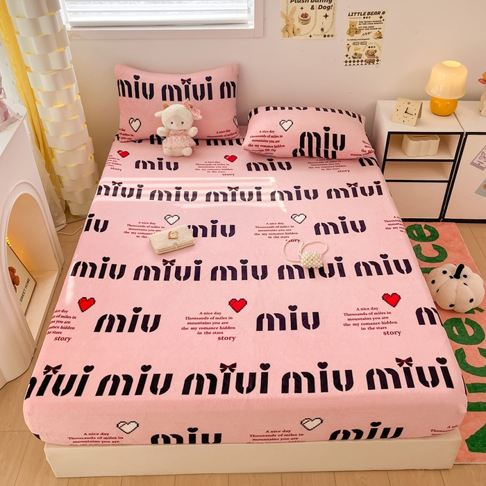 91家纺网 家纺一手货源 找家纺 默忆 2025新款加厚印花牛奶绒床笠三件套单床笠 与你由甜