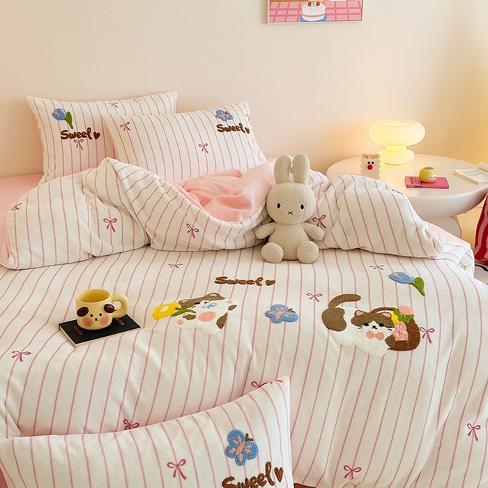 91家纺网 家纺一手货源 找家纺 沐棉家居 2024新款高克重条纹牛奶绒毛巾绣四件套 小花猫-粉