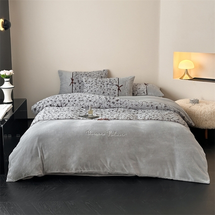 91家纺网 家纺一手货源 找家纺 名品优仓 2024新款羊羔绒拼接高克重牛奶绒绣花四件套-米兰达 雅曲灰