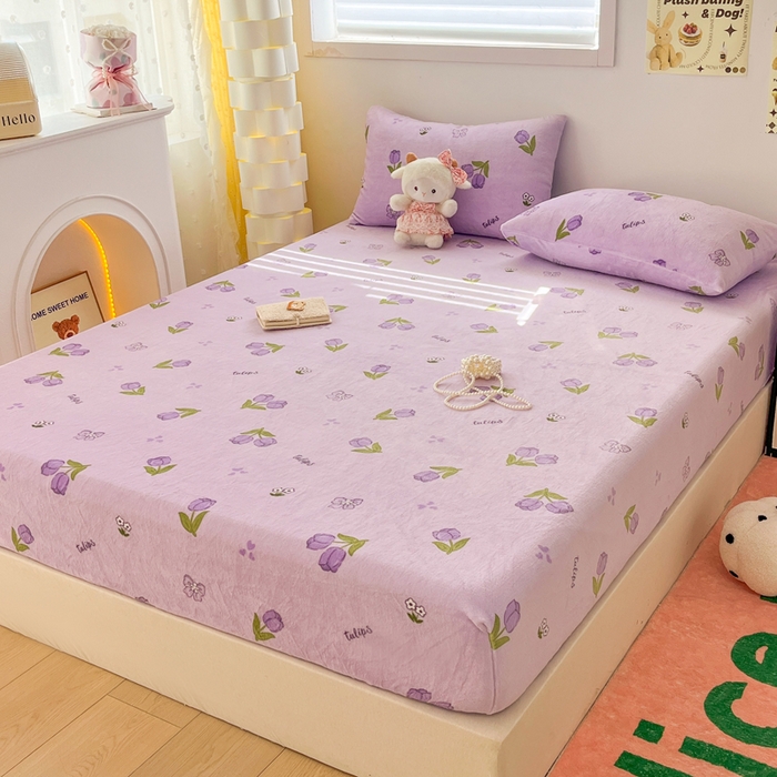 91家纺网 家纺一手货源 找家纺 默忆 2025新款加厚印花牛奶绒床笠三件套单床笠 郁金香紫