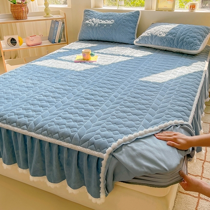 91家纺网 家纺一手货源 找家纺 2025新款牛奶绒夹棉床笠毛球款加厚纯色保暖床垫保护套床裙床笠二合一 冰雪兰-毛球款