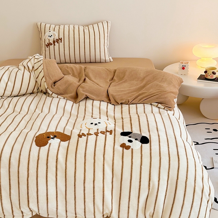 91家纺网 家纺一手货源 找家纺 沐棉家居 2024新款高克重条纹牛奶绒毛巾绣四件套 快乐狗