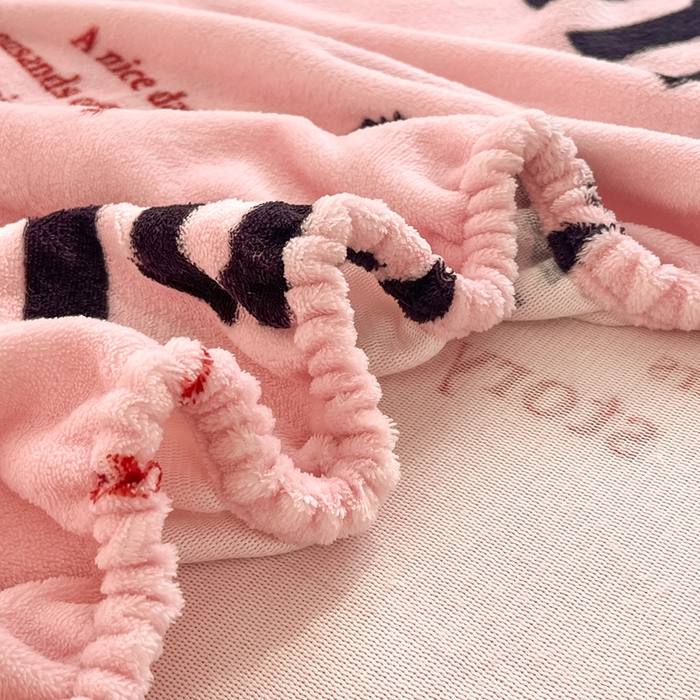 91家纺网 家纺一手货源 找家纺 默忆 2025新款加厚印花牛奶绒床笠三件套单床笠 与你由甜