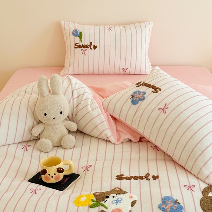 91家纺网 家纺一手货源 找家纺 沐棉家居 2024新款高克重条纹牛奶绒毛巾绣四件套 小花猫-粉