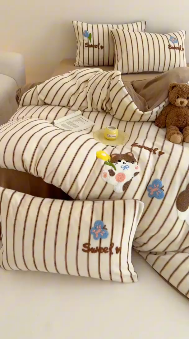 91家纺网 家纺一手货源 找家纺 沐棉家居 2024新款高克重条纹牛奶绒毛巾绣四件套 小花猫-咖