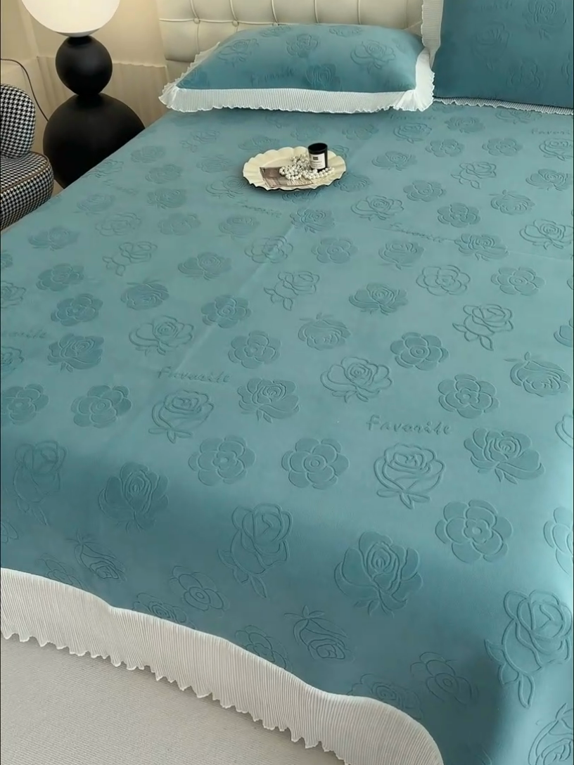 91家纺网 家纺一手货源 找家纺 冬然家纺 2024新款雕花绒床盖系列 玫瑰-湖蓝