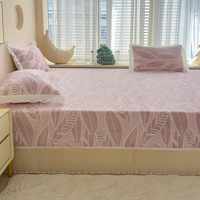 91家纺网 家纺一手货源 找家纺 冬然家纺 2024新款雕花绒榻榻米床盖 秋之叶粉