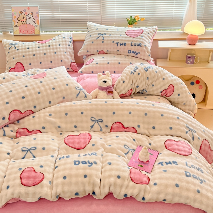 91家纺网 家纺一手货源 找家纺 梵克保罗 2024新款泡泡绒加厚立体牛奶绒单被套多功能被套毯 爱心粉