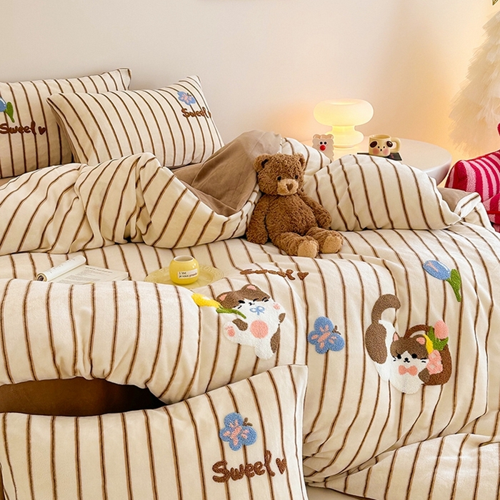 91家纺网 家纺一手货源 找家纺 沐棉家居 2024新款高克重条纹牛奶绒毛巾绣四件套 小花猫-咖