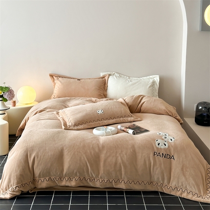 91家纺网 家纺一手货源 找家纺 （总）名品优仓 2024新款高克重牛奶绒刺绣四件套-快乐熊猫