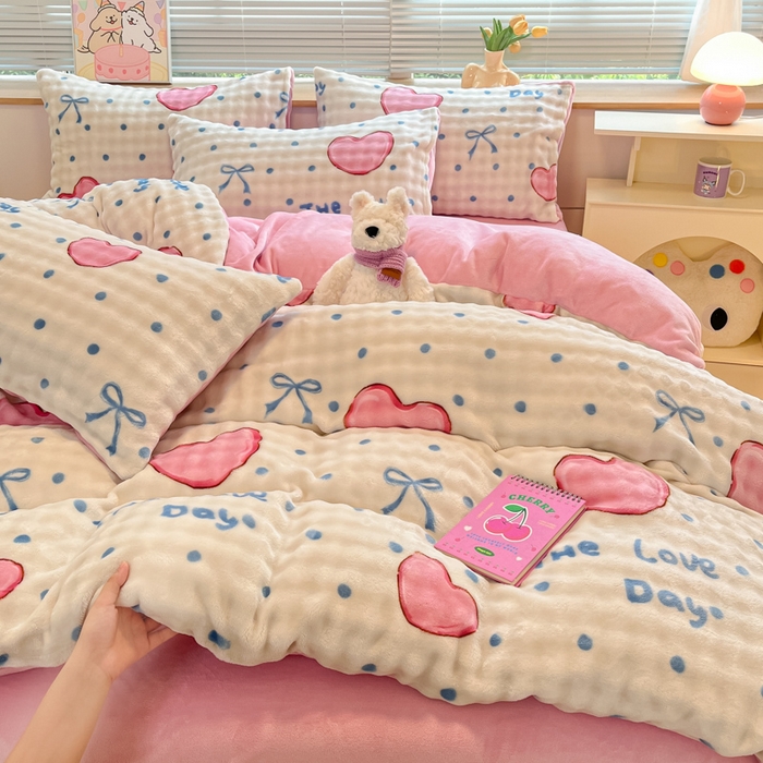 91家纺网 家纺一手货源 找家纺 梵克保罗 2024新款泡泡绒加厚立体牛奶绒单被套多功能被套毯 爱心粉