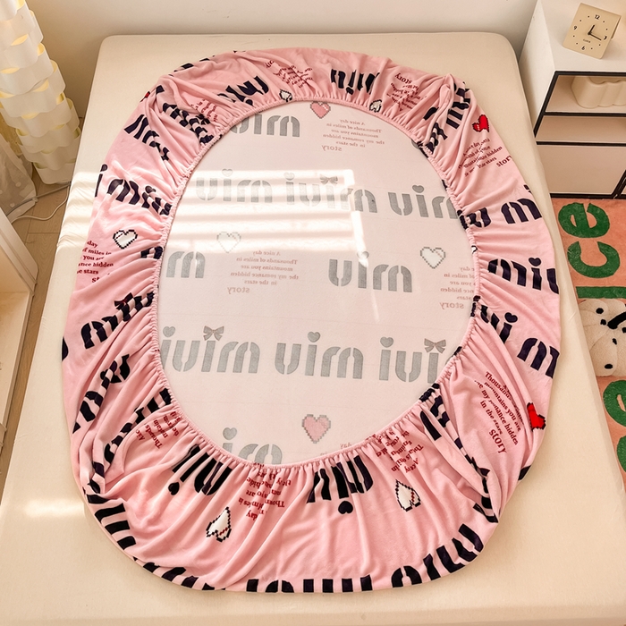 91家纺网 家纺一手货源 找家纺 默忆 2025新款加厚印花牛奶绒床笠三件套单床笠 与你由甜