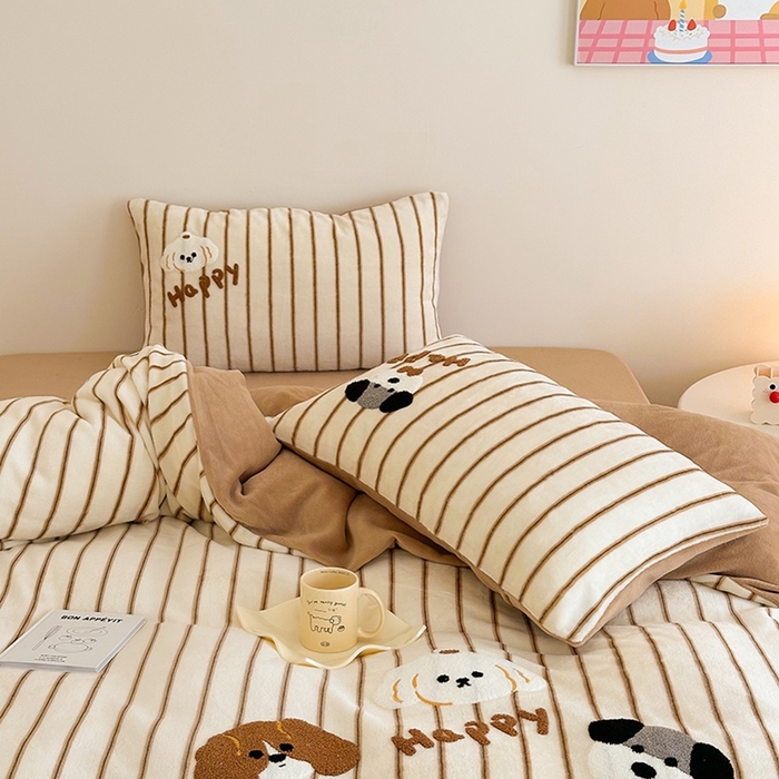 91家纺网 家纺一手货源 找家纺 沐棉家居 2024新款高克重条纹牛奶绒毛巾绣四件套 快乐狗