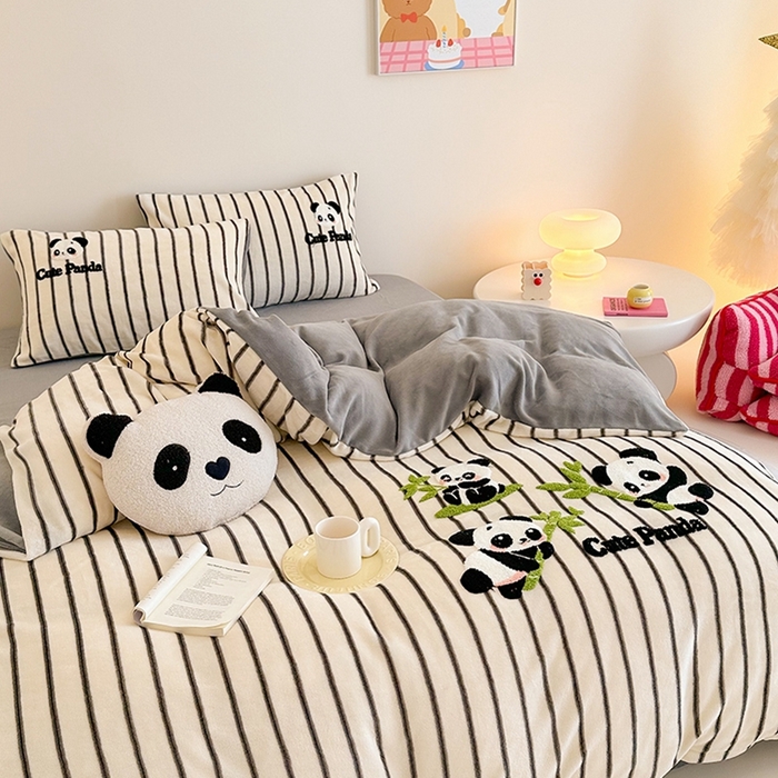 91家纺网 家纺一手货源 找家纺 沐棉家居 2024新款高克重条纹牛奶绒毛巾绣四件套 竹子熊猫-灰