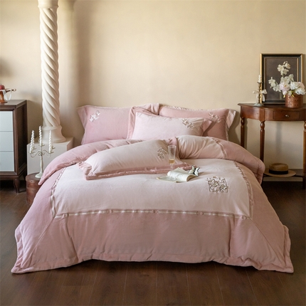 91家纺网 家纺一手货源 找家纺 （总）名品优仓 2024新款高克重牛奶绒绣花四件套-梦蝶之翼