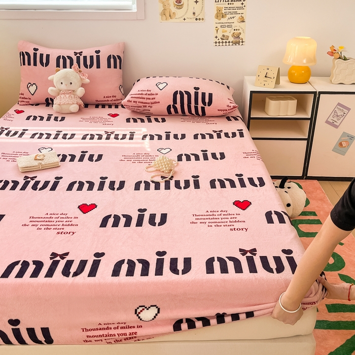 91家纺网 家纺一手货源 找家纺 默忆 2025新款加厚印花牛奶绒床笠三件套单床笠 与你由甜