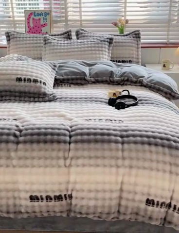 91家纺网 家纺一手货源 找家纺 梵克保罗 2024新款泡泡绒加厚立体牛奶绒单被套多功能被套毯 灰色空间