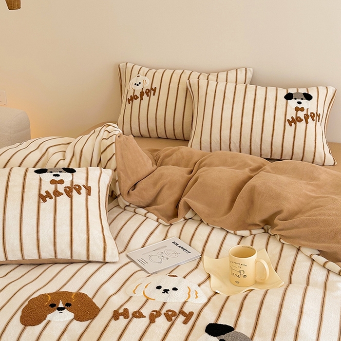 91家纺网 家纺一手货源 找家纺 沐棉家居 2024新款高克重条纹牛奶绒毛巾绣四件套 快乐狗