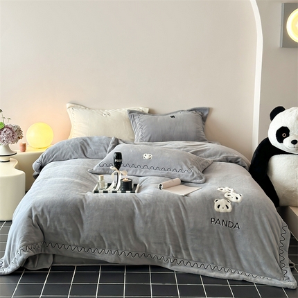 91家纺网 家纺一手货源 找家纺 名品优仓 2024新款高克重牛奶绒刺绣四件套-快乐熊猫 快乐熊猫 慕云灰