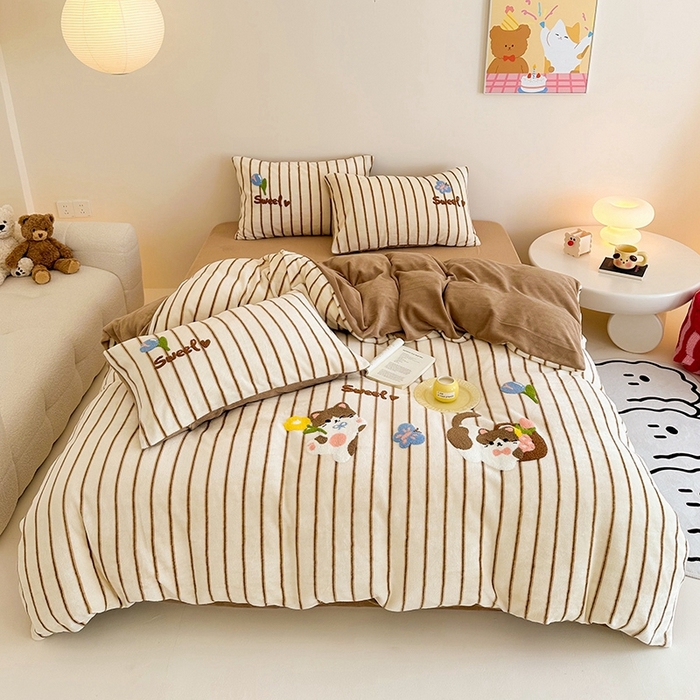 91家纺网 家纺一手货源 找家纺 沐棉家居 2024新款高克重条纹牛奶绒毛巾绣四件套 小花猫-咖