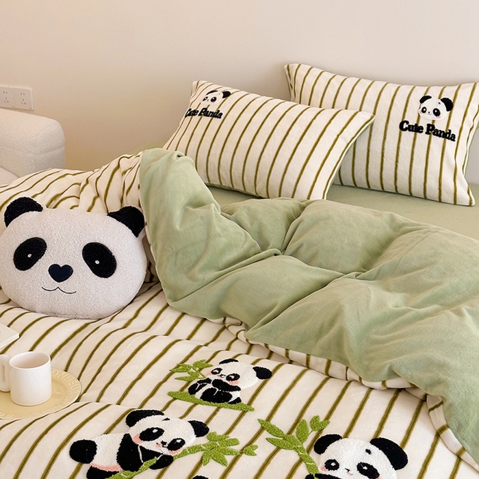 91家纺网 家纺一手货源 找家纺 沐棉家居 2024新款高克重条纹牛奶绒毛巾绣四件套 竹子熊猫-绿