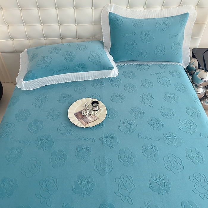 91家纺网 家纺一手货源 找家纺 冬然家纺 2024新款雕花绒床盖系列 玫瑰-湖蓝
