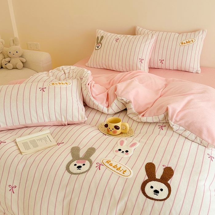 91家纺网 家纺一手货源 找家纺 沐棉家居 2024新款高克重条纹牛奶绒毛巾绣四件套 可爱兔