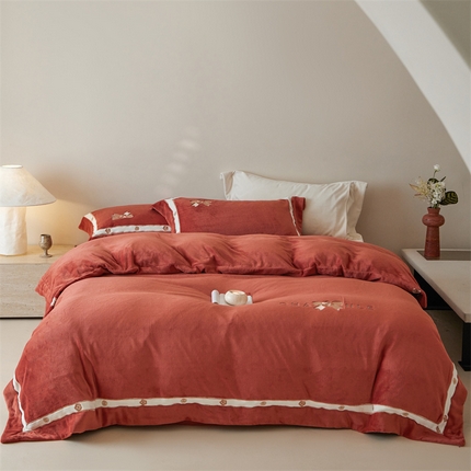 91家纺网 家纺一手货源 找家纺 名品优仓 2024新款高克重牛奶绒绣花撞色织带四件套-贝琳娜 贝琳娜-太妃红