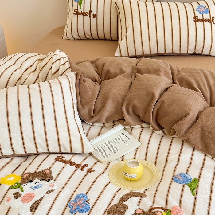 91家纺网 家纺一手货源 找家纺 沐棉家居 2024新款高克重条纹牛奶绒毛巾绣四件套 小花猫-咖