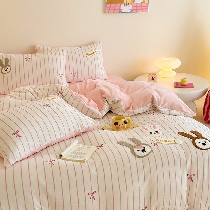 91家纺网 家纺一手货源 找家纺 沐棉家居 2024新款高克重条纹牛奶绒毛巾绣四件套 可爱兔