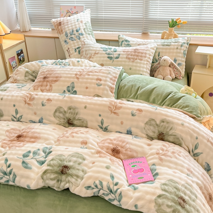 91家纺网 家纺一手货源 找家纺 梵克保罗 2024新款泡泡绒加厚立体牛奶绒单被套多功能被套毯 花田-绿