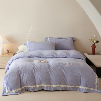 91家纺网 家纺一手货源 找家纺 名品优仓 2024新款高克重牛奶绒绣花撞色织带四件套-贝琳娜 贝琳娜-风铃紫