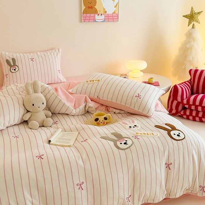 91家纺网 家纺一手货源 找家纺 沐棉家居 2024新款高克重条纹牛奶绒毛巾绣四件套 可爱兔