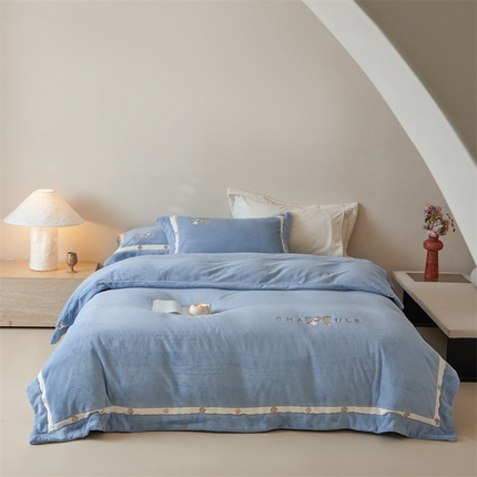 91家纺网 家纺一手货源 找家纺 名品优仓 2024新款高克重牛奶绒绣花撞色织带四件套-贝琳娜 贝琳娜-云水蓝