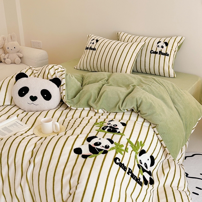 91家纺网 家纺一手货源 找家纺 沐棉家居 2024新款高克重条纹牛奶绒毛巾绣四件套 竹子熊猫-绿