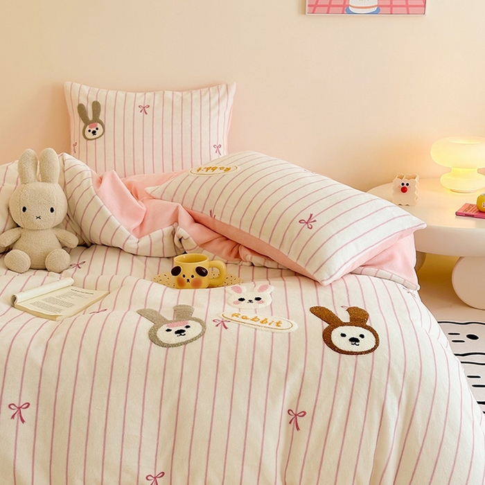 91家纺网 家纺一手货源 找家纺 沐棉家居 2024新款高克重条纹牛奶绒毛巾绣四件套 可爱兔