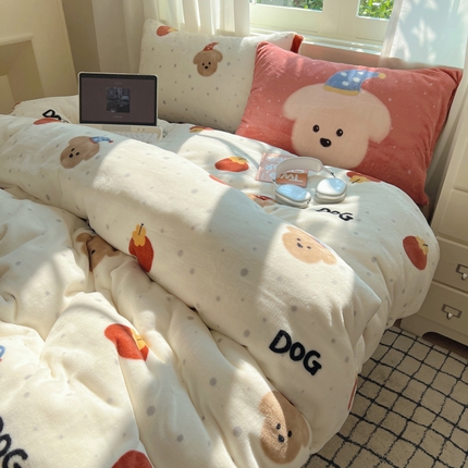 91家纺网 家纺一手货源 找家纺 蜜宿 2024秋冬新款混搭卡通牛奶绒四件套 小狗尤尼