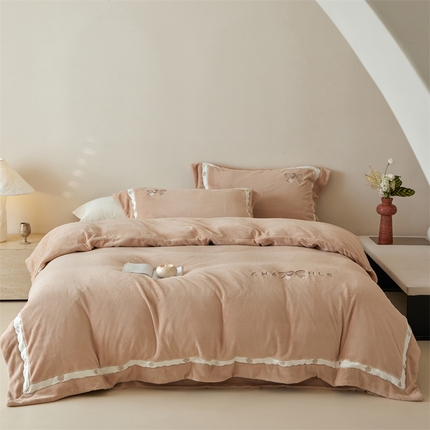 91家纺网 家纺一手货源 找家纺 名品优仓 2024新款高克重牛奶绒绣花撞色织带四件套-贝琳娜 贝琳娜-奶咖