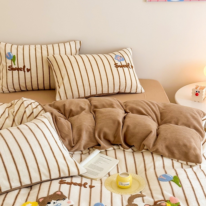 91家纺网 家纺一手货源 找家纺 沐棉家居 2024新款高克重条纹牛奶绒毛巾绣四件套 小花猫-咖