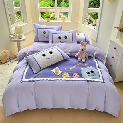 91家纺网 家纺一手货源 找家纺 帅露家纺 2024新款高克重牛奶绒数码印花毛巾绣四件套 精灵派对