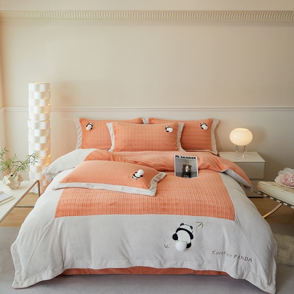 91家纺网 家纺一手货源 找家纺 瑞米家居 2024新款牛奶棉绣花四件套-熊猫宝贝+邦妮兔 熊猫宝贝-亮桔