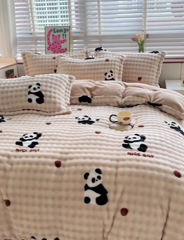 91家纺网 家纺一手货源 找家纺 梵克保罗 2024新款泡泡绒加厚立体牛奶绒单被套多功能被套毯 熊猫点点-咖