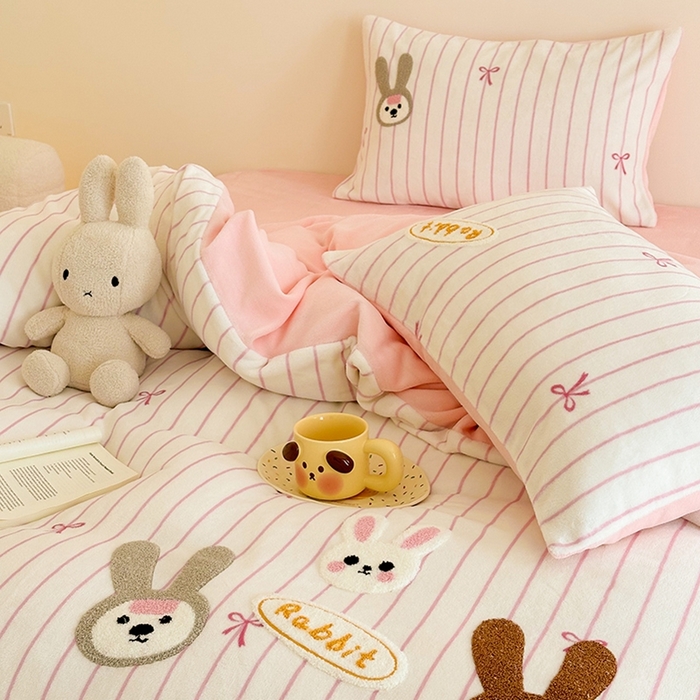 91家纺网 家纺一手货源 找家纺 沐棉家居 2024新款高克重条纹牛奶绒毛巾绣四件套 可爱兔