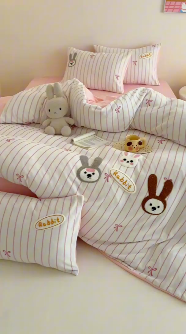 91家纺网 家纺一手货源 找家纺 沐棉家居 2024新款高克重条纹牛奶绒毛巾绣四件套 可爱兔