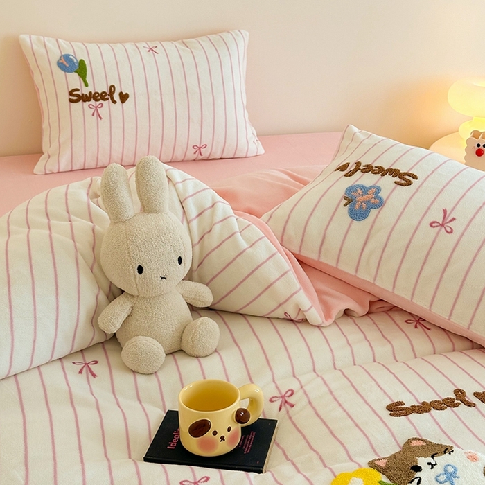 91家纺网 家纺一手货源 找家纺 沐棉家居 2024新款高克重条纹牛奶绒毛巾绣四件套 小花猫-粉